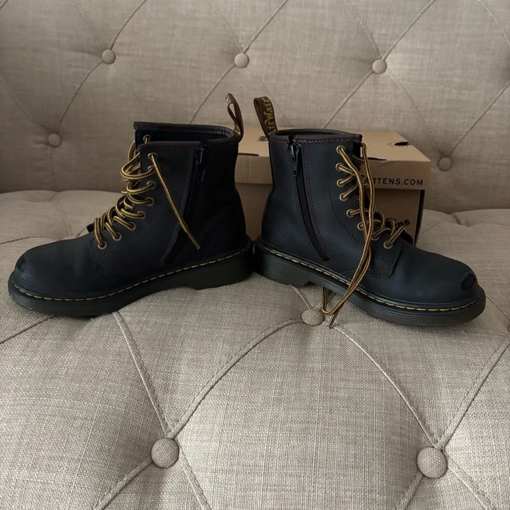 Dr. Martens Kids 1460 Wildhorse Lamper Leather Lace Up Boots
